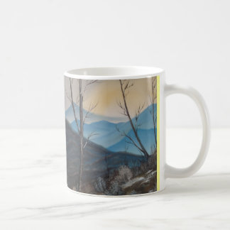 De Café Caneca frente e verso da montanha azul do inverno