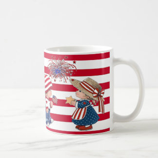De Café Caneca patriótica americana do menino e da menina
