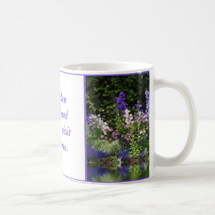 De Café Caneca roxa da reflexão dos Foxgloves