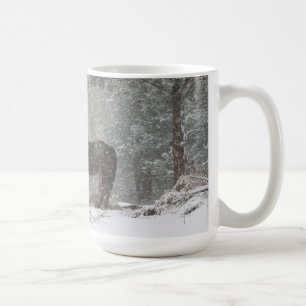 De Café cavalos na caneca da neve