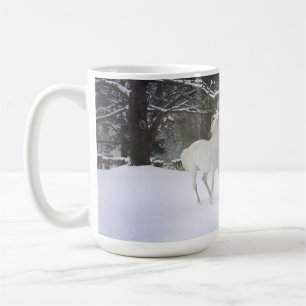 De Café Cavalos que jogam na caneca da neve