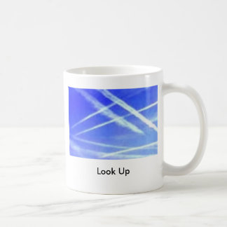 De Café Chemmmsky olha acima a caneca