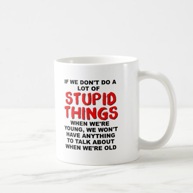 De Café Coisas Estúpidas Jovens Caneca Divertida (Direita)