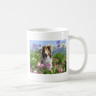 De Café Collie áspero na caneca das flores