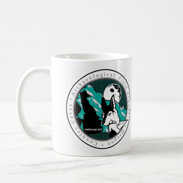 De Café Connley cava a caneca Archaeological da escola (Esquerda)