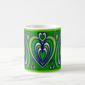 De Café corações decorativos do verde da caneca