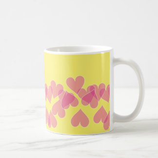 De Café Corações na caneca amarela