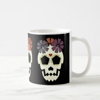 De Café Crânio com caneca das flores