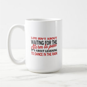 De Café Dança Na Caneca Da Chuva