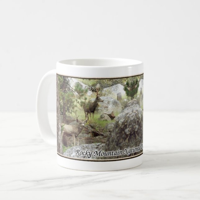 De Café Deer Na Caneca Do Parque Nacional Da Montanha Rock (Frente Esquerda)
