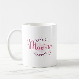 De Café Delicadamente movendo para a frente a caneca