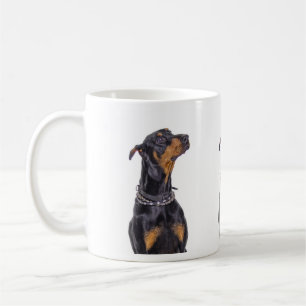 De Café Doberman com a caneca Sneaky do olhar