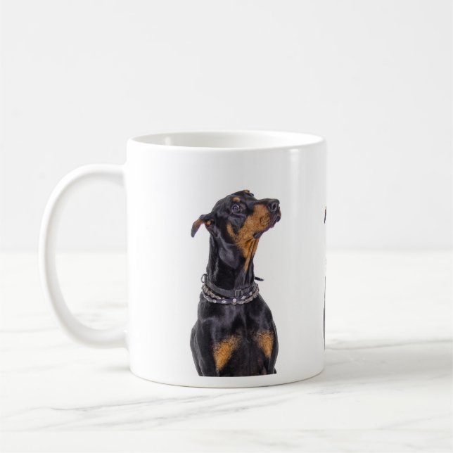 De Café Doberman com a caneca Sneaky do olhar (Esquerda)