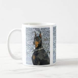 De Café Doberman na caneca gelado da neve