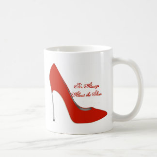 De Café É sempre sobre a caneca dos calçados