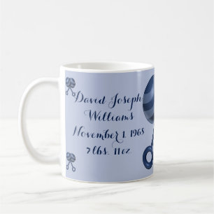 De Café É um menino - caneca personalizada do chocalho do