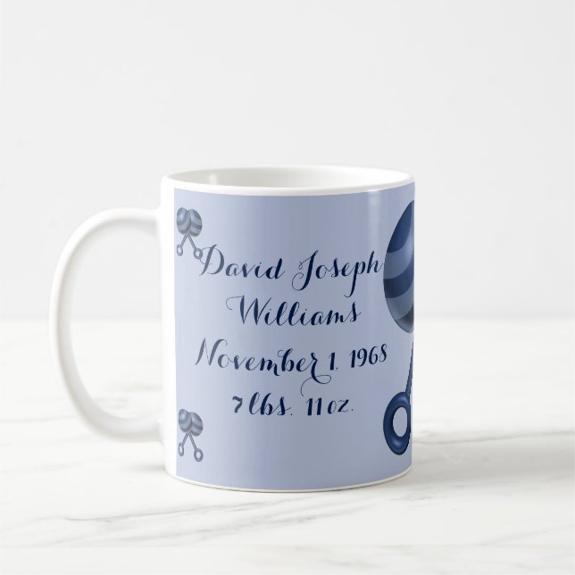 De Café É um menino - caneca personalizada do chocalho do (Esquerda)