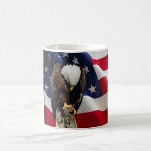 De Café Eagle triste na caneca praying da bandeira