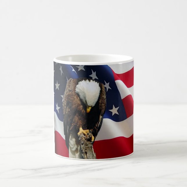 De Café Eagle triste na caneca praying da bandeira (Centro)