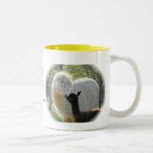 De Café Em Dois Tons A alpaca beija a caneca