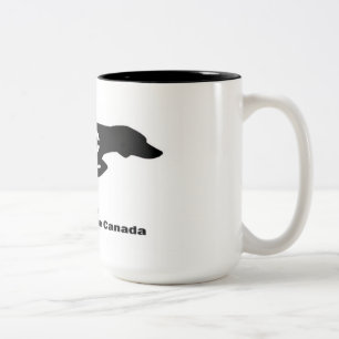 De Café Em Dois Tons Apontando a caneca do salvamento do cão