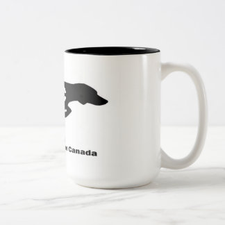De Café Em Dois Tons Apontando a caneca do salvamento do cão