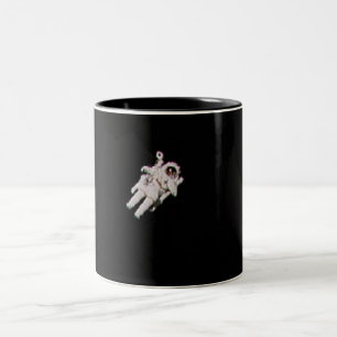 DE CAFÉ EM DOIS TONS ASTRONAUTA QUE FLUTUA NA CANECA DO ESPAÇO ABERTO 