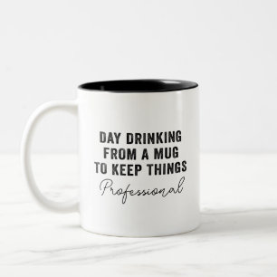 DE CAFÉ EM DOIS TONS BEBENDO DURANTE O DIA NUMA CANECA PARA MANTER AS C