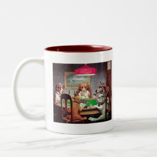 De Café Em Dois Tons Cães que jogam a caneca do póquer