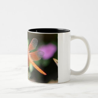 De Café Em Dois Tons Caneca alaranjada da libélula