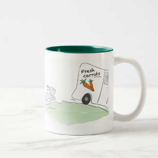 De Café Em Dois Tons Caneca bonito do coelho (que persegue cenouras)