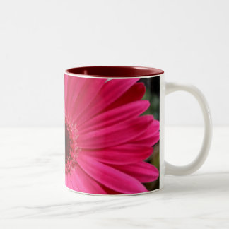 De Café Em Dois Tons Caneca cor-de-rosa da margarida do Gerbera