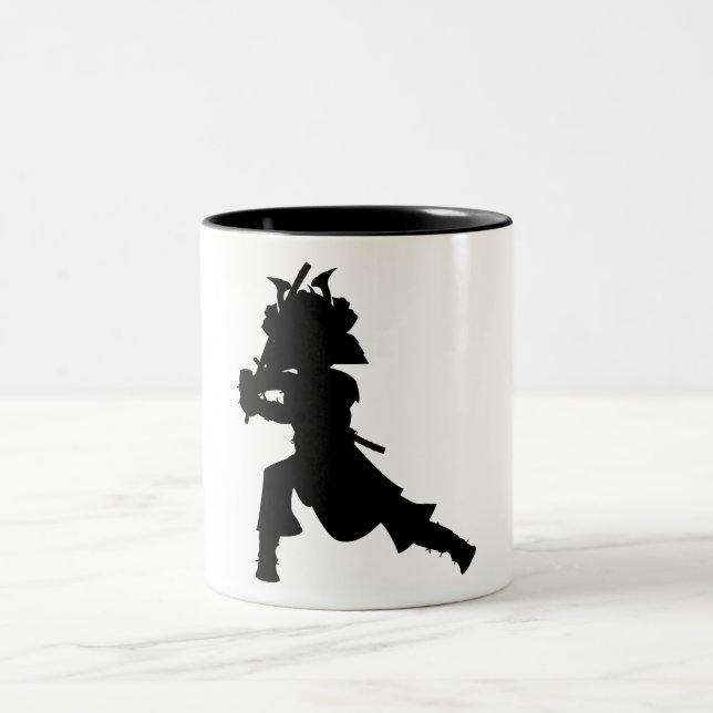 De Café Em Dois Tons Caneca da silhueta do guerreiro do samurai (Centro)