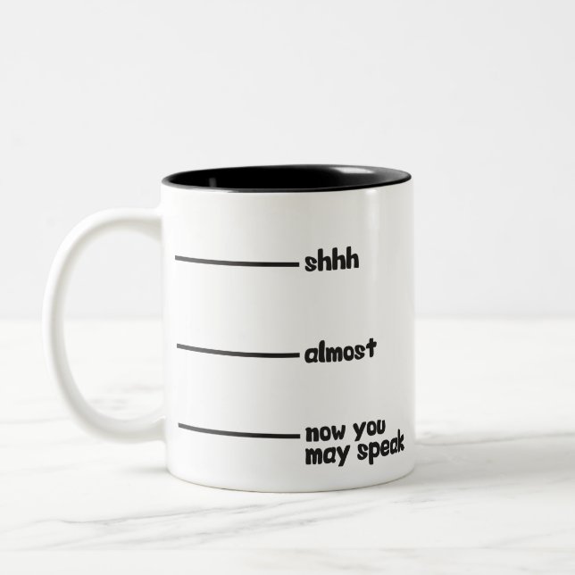 De Café Em Dois Tons Caneca engraçada da novidade shhh, quase, agora (Esquerda)