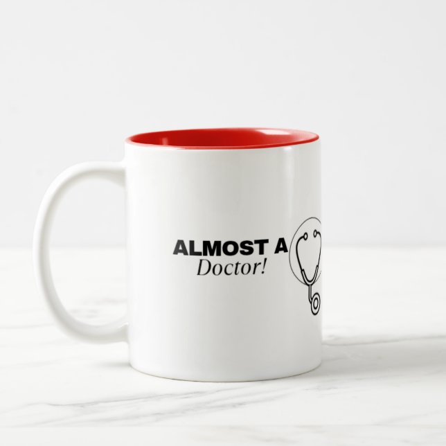 De Café Em Dois Tons Caneca 'Quase um médico' (Esquerda)