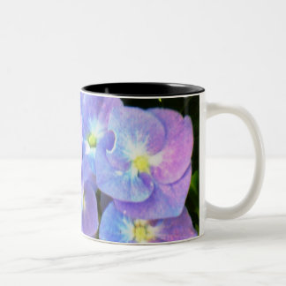 De Café Em Dois Tons Caneca roxa dos hydrangeas do boné do laço