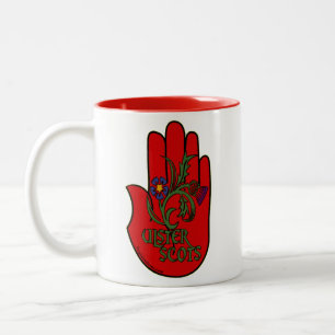 De Café Em Dois Tons Caneca vermelha Ulster-Escocesa da mão