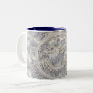 De Café Em Dois Tons cara na praia da areia que tira a caneca feliz