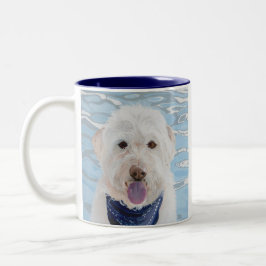 De Café Em Dois Tons Champagne Labradoodle com caneca da água