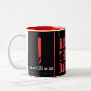 De Café Em Dois Tons Correndo Pela Caneca Escura