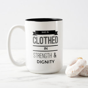 De Café Em Dois Tons É vestida na caneca da força e da dignidade