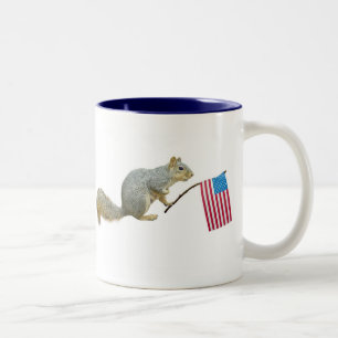 De Café Em Dois Tons Esquilo com a caneca da bandeira americana