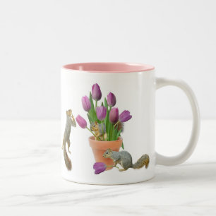 De Café Em Dois Tons Esquilos com caneca das tulipas