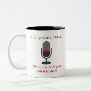 De Café Em Dois Tons "Eu digo o que fazer, a música... " Caneca Cuer