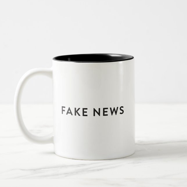 De Café Em Dois Tons #FakeNews falsificados da caneca da notícia (Esquerda)