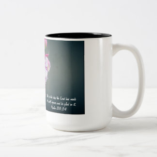 De Café Em Dois Tons Flor com a caneca do verso da bíblia