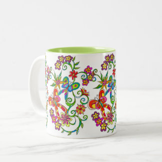De Café Em Dois Tons Flores e caneca da borboleta por Leslie Clair