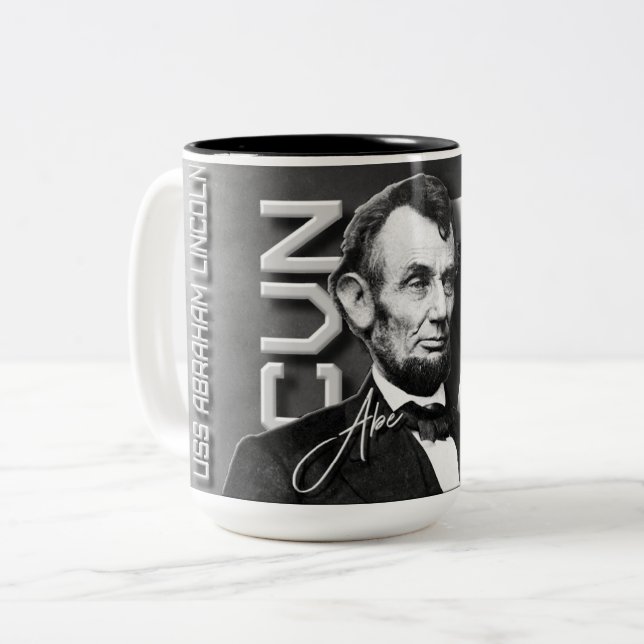 DE CAFÉ EM DOIS TONS HOMÓNIMO DA CANECA CVN-72 USS ABRAHAM LINCOLN (Frente Esquerda)