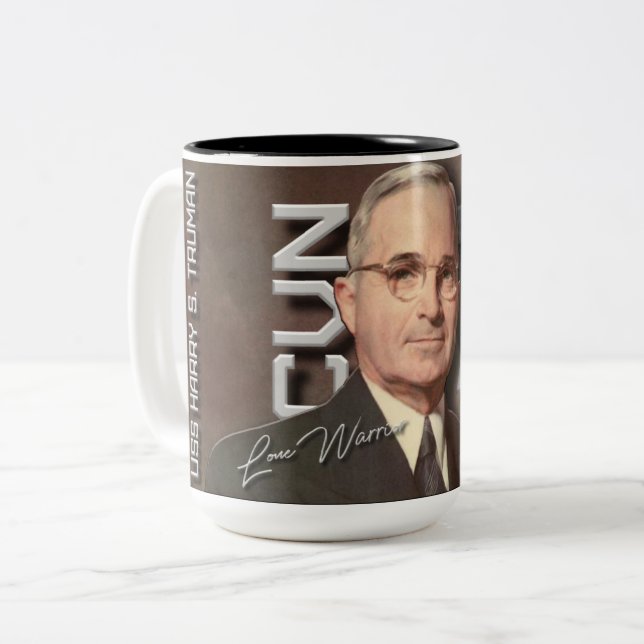 DE CAFÉ EM DOIS TONS HOMÓNIMO DA CANECA CVN-75 USS HARRY S. TRUMAN (Frente Esquerda)