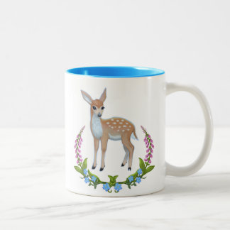 De Café Em Dois Tons Jovem corça na caneca dos Foxgloves